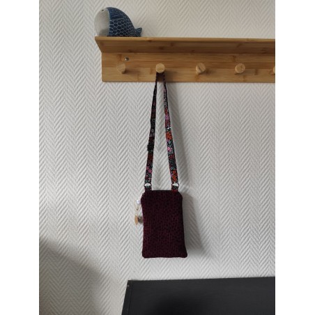 Pochette téléphone velours grenat à pois noir et imprimé fleuri fond noir