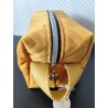 Trousse de toilette en velours matelassé jaune d'or tout doux  avec poignée et fermeture argentée