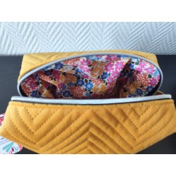 Trousse de toilette en velours matelassé jaune d'or tout doux  avec poignée et fermeture argentée