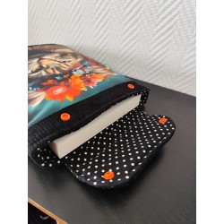 Pochette à livre molletonnée imprimé chat avec couronne de fleurs